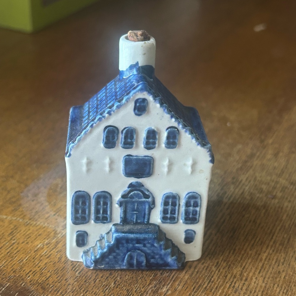 Rare Blue Delft's Holland KLM
Rynbende Distilleries Holland mini bottle Empty - Picture 1 of 5